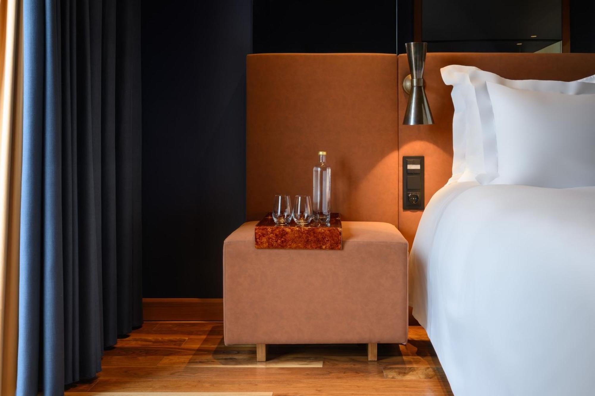 Forte De Gaia, Autograph Collection 빌라노바데가이아 외부 사진 A bedside table