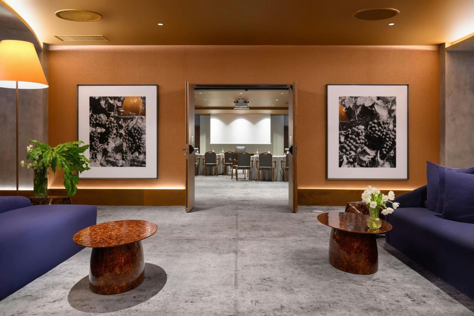 Forte De Gaia, Autograph Collection 빌라노바데가이아 외부 사진 The Club lounge at Hong Kong International Airport